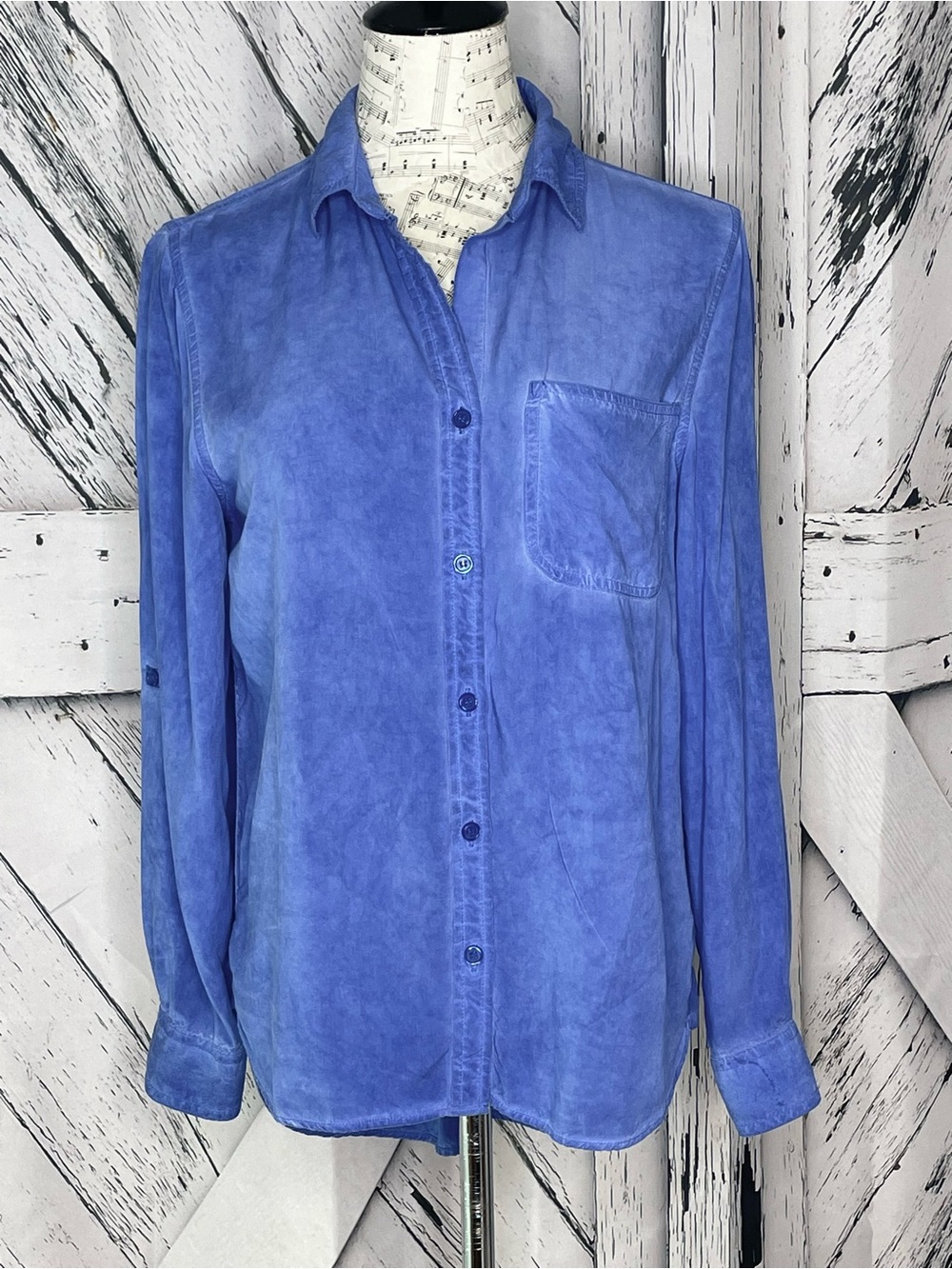 Velvet Heart button-up shirt rayon fabric high-low hemline blue M
